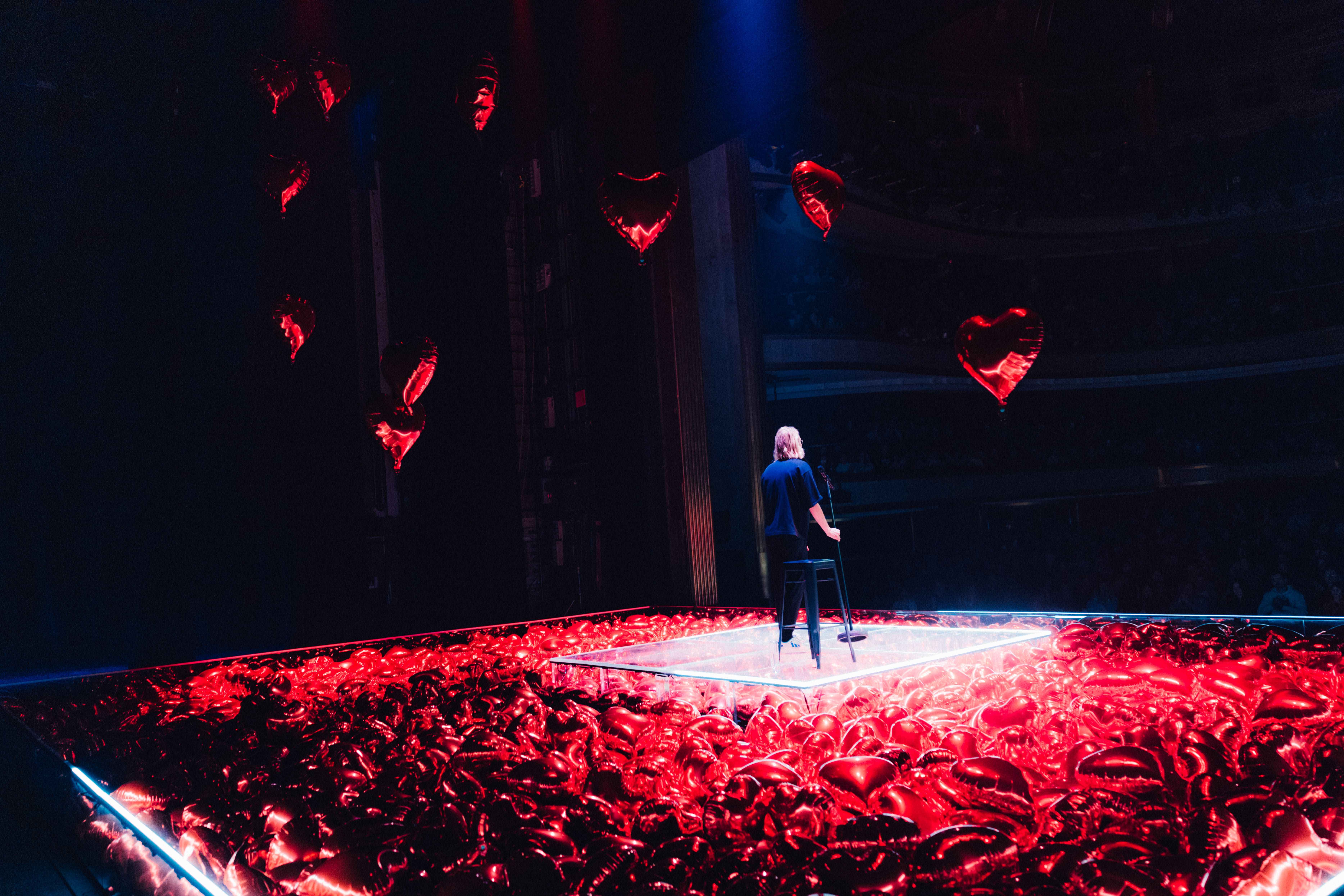 Paul Mirabel, Par Amour, Comedy, Stage Design, Light Design, Heart Ballon