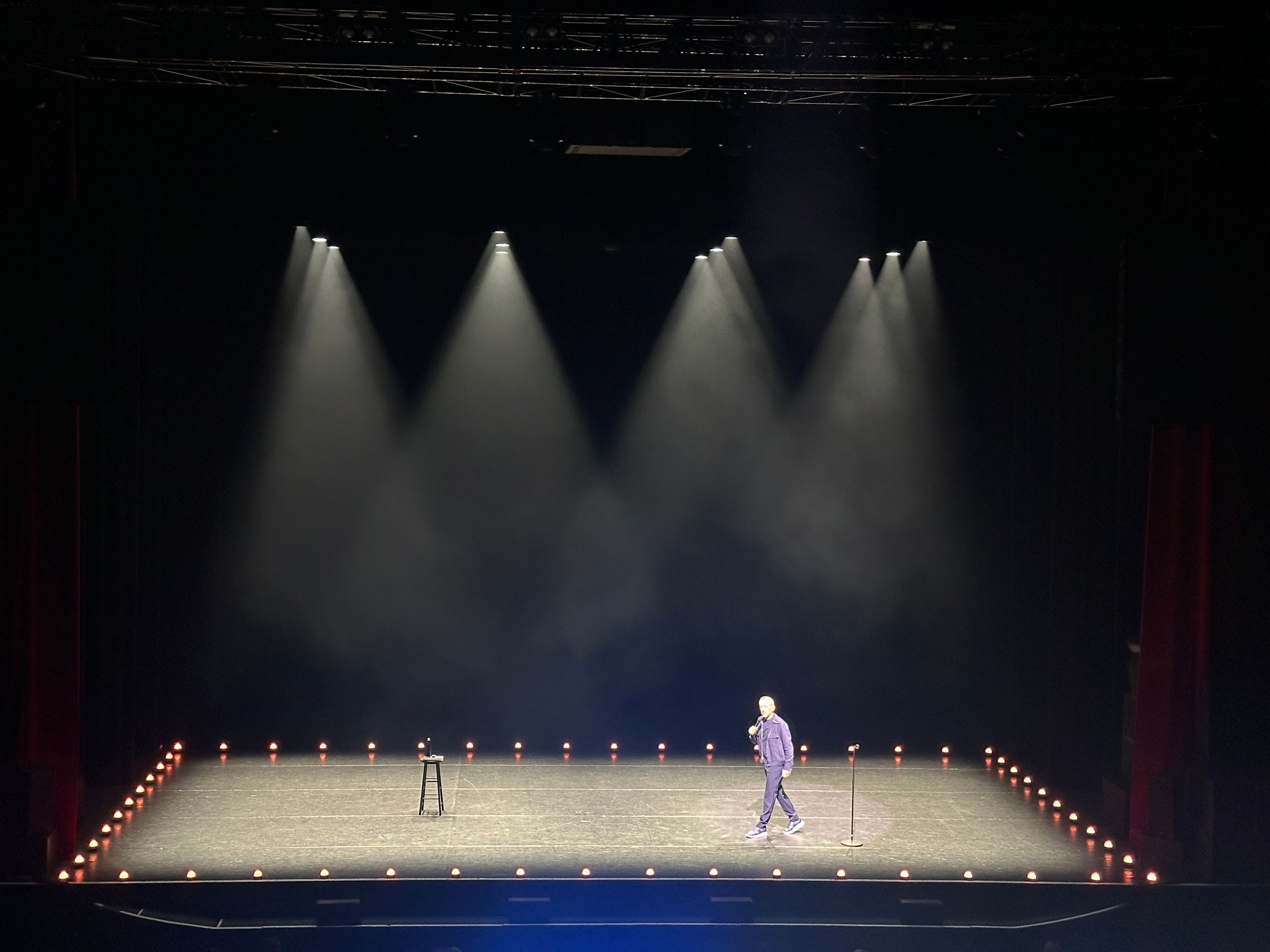 Gad Elmaleh, Lui-Même, Stage Design, Light Design