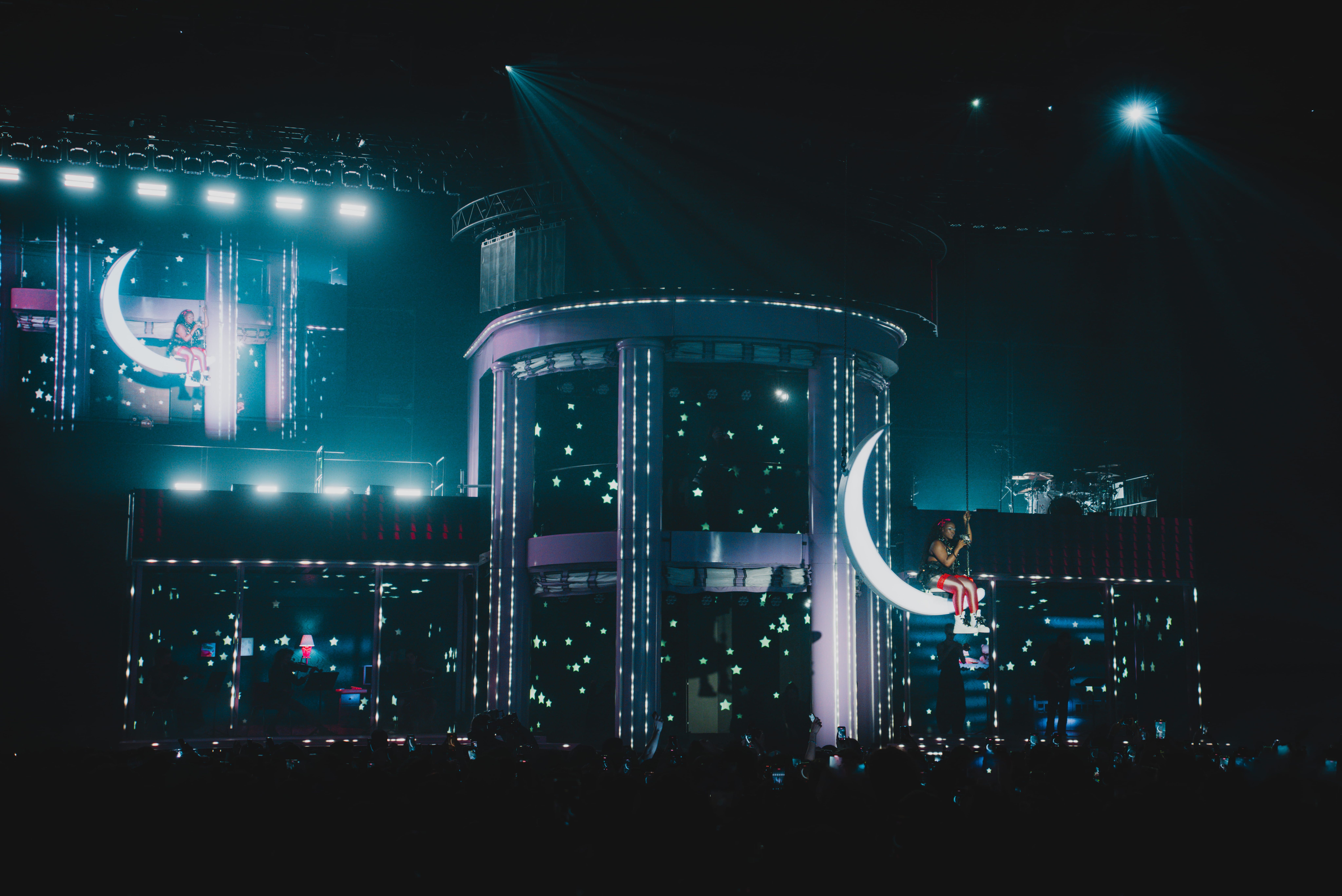 Theodora, BBL Tower, Free Kitty Tour, Zénith, Rap, Scénographie, Design Lumière, Design Vidéo, Rose