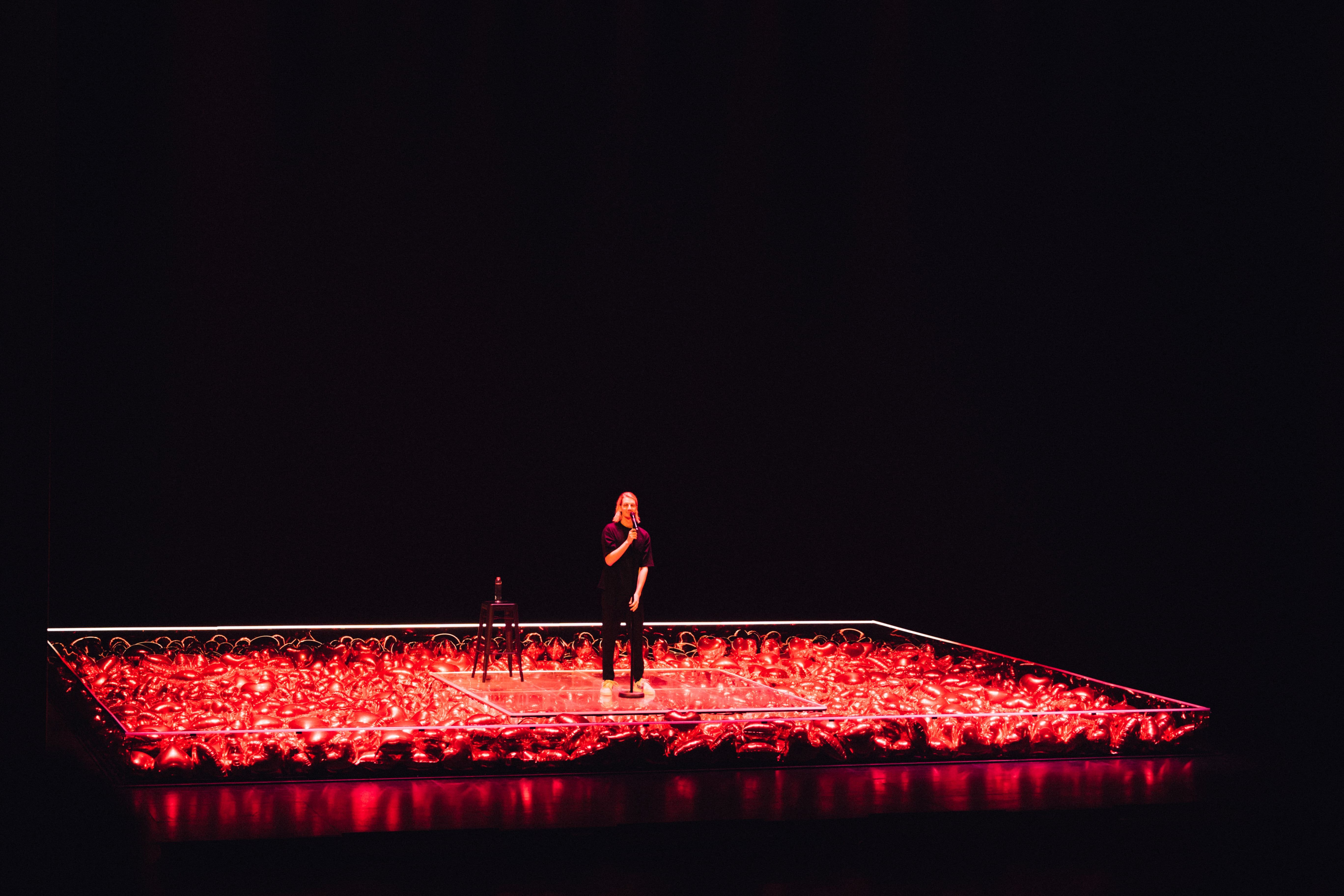 Paul Mirabel, Par Amour, Comedy, Stage Design, Light Design, Heart Ballon