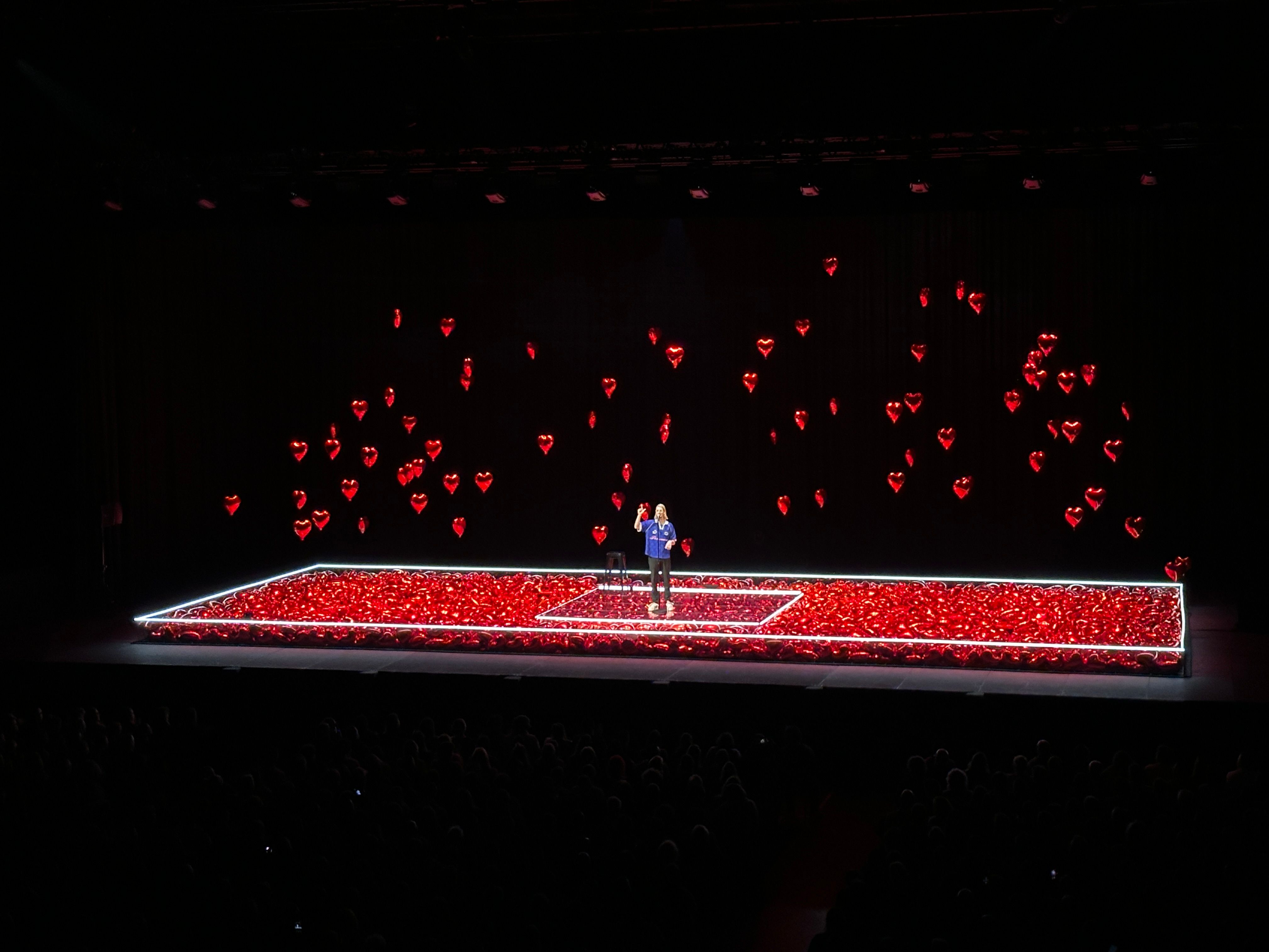 Paul Mirabel, Par Amour, Humour, Scénographie, Design Lumière, Ballons Coeur