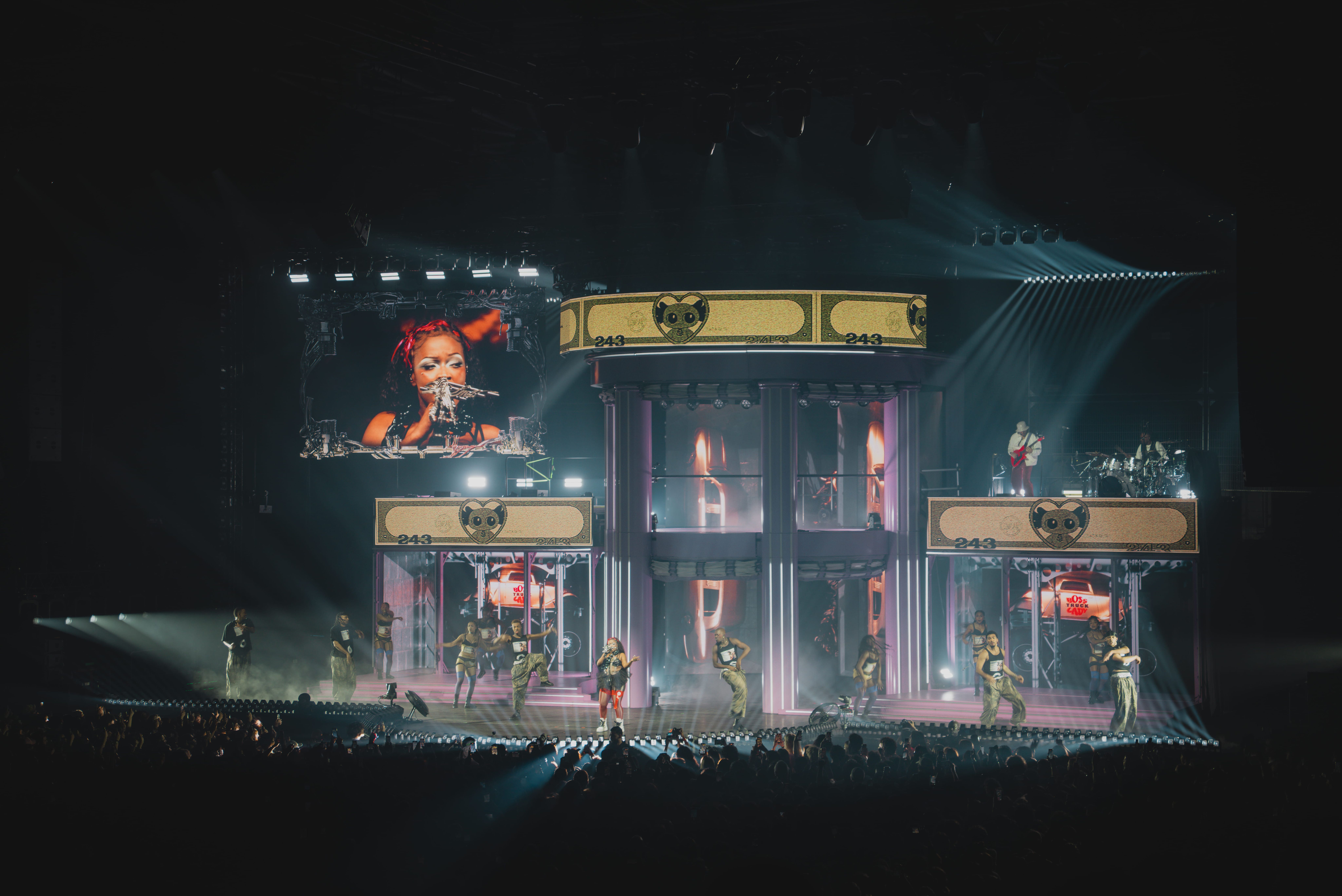 Theodora, BBL Tower, Free Kitty Tour, Zénith, Rap, Scénographie, Design Lumière, Design Vidéo, Rose