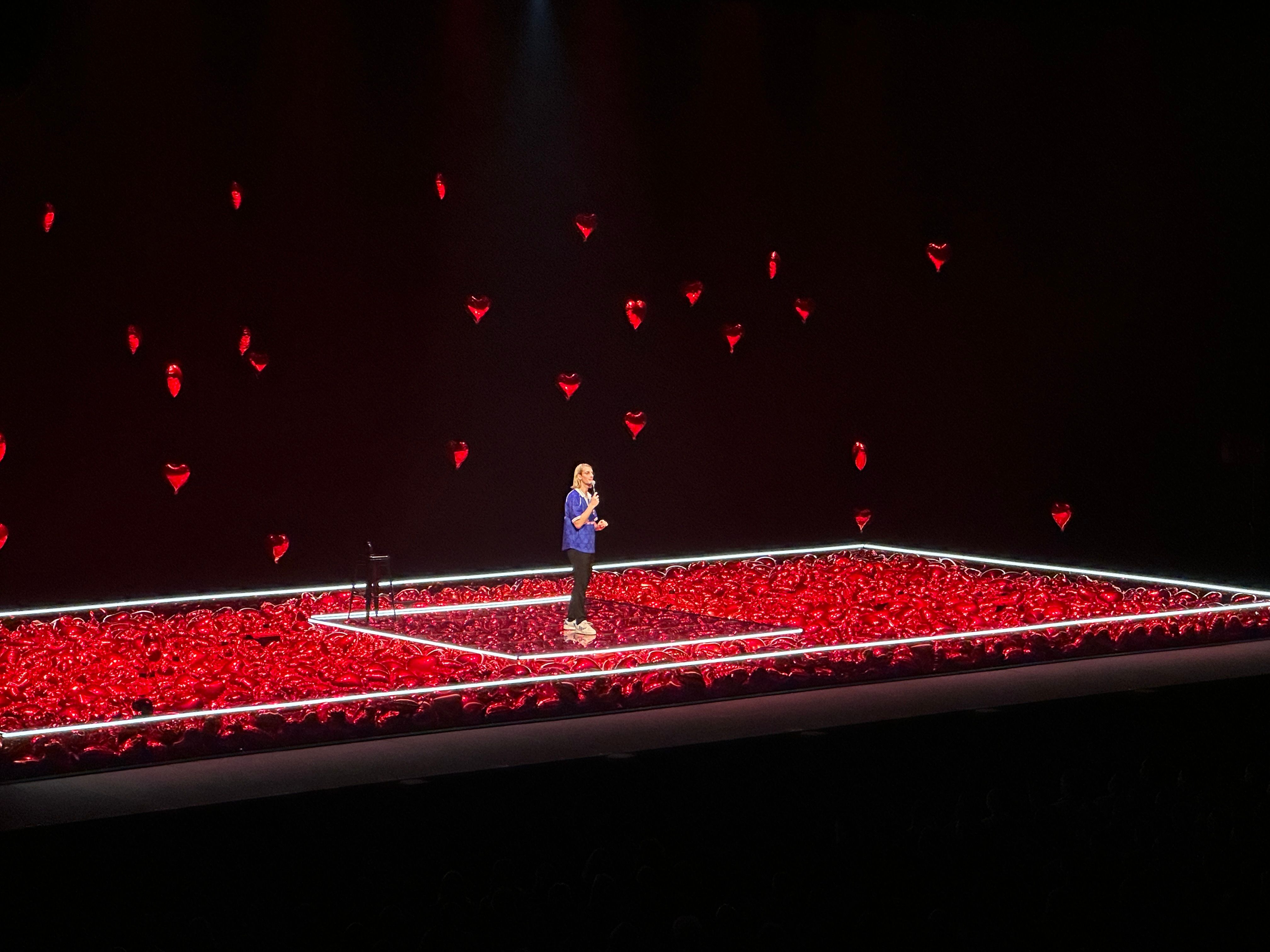 Paul Mirabel, Par Amour, Humour, Scénographie, Design Lumière, Ballons Coeur