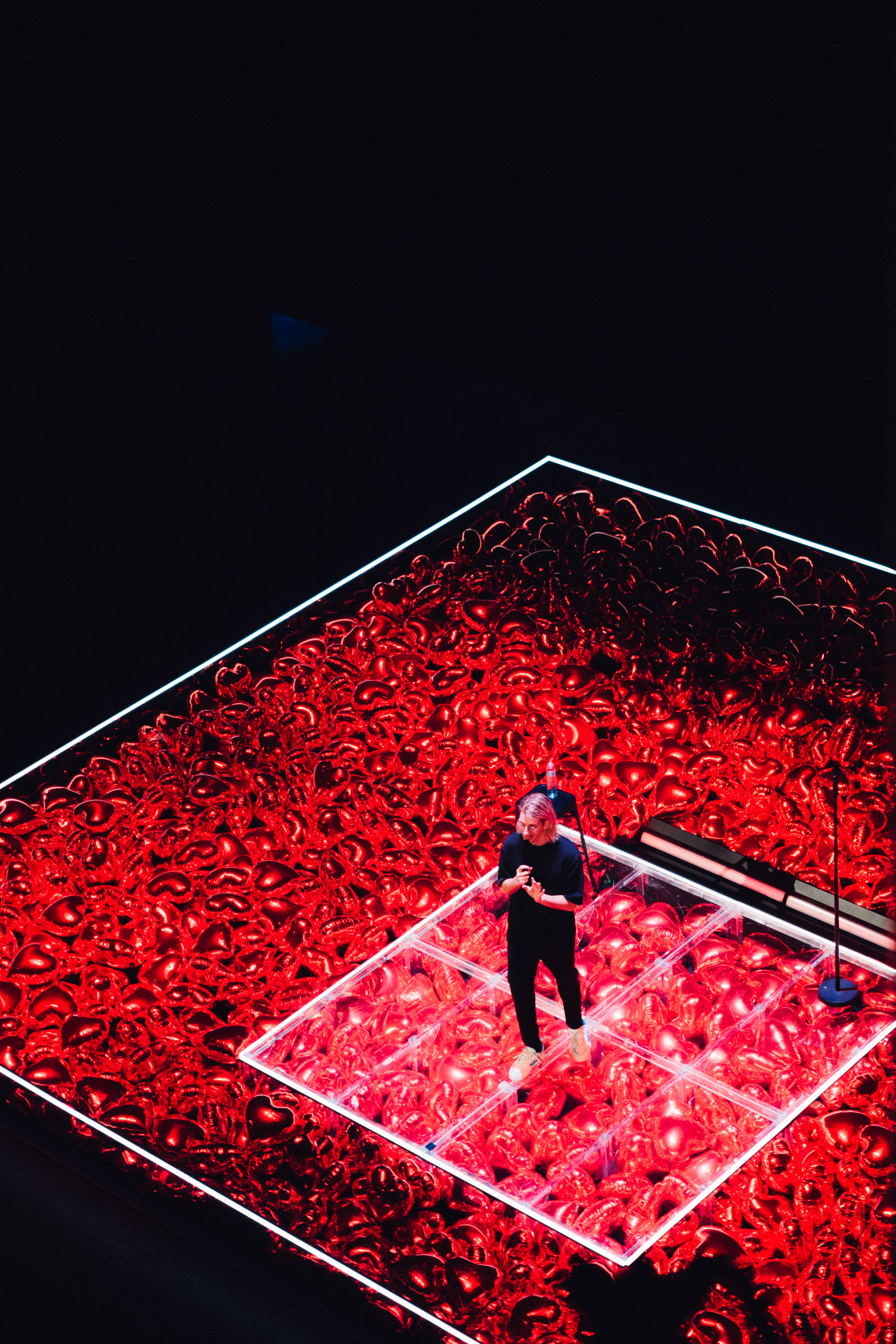 Paul Mirabel, Par Amour, Comedy, Stage Design, Light Design, Heart Ballon