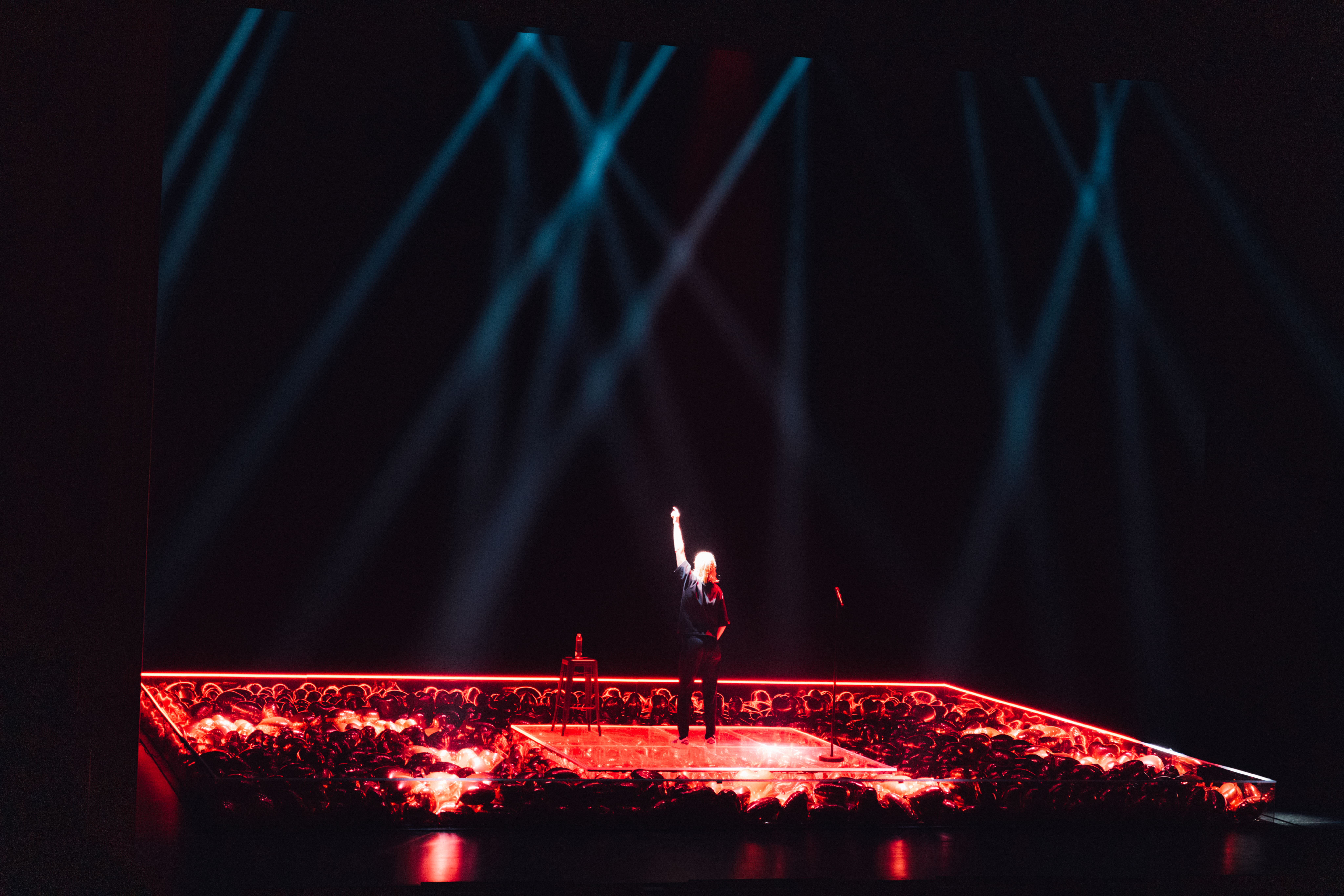 Paul Mirabel, Par Amour, Comedy, Stage Design, Light Design, Heart Ballon