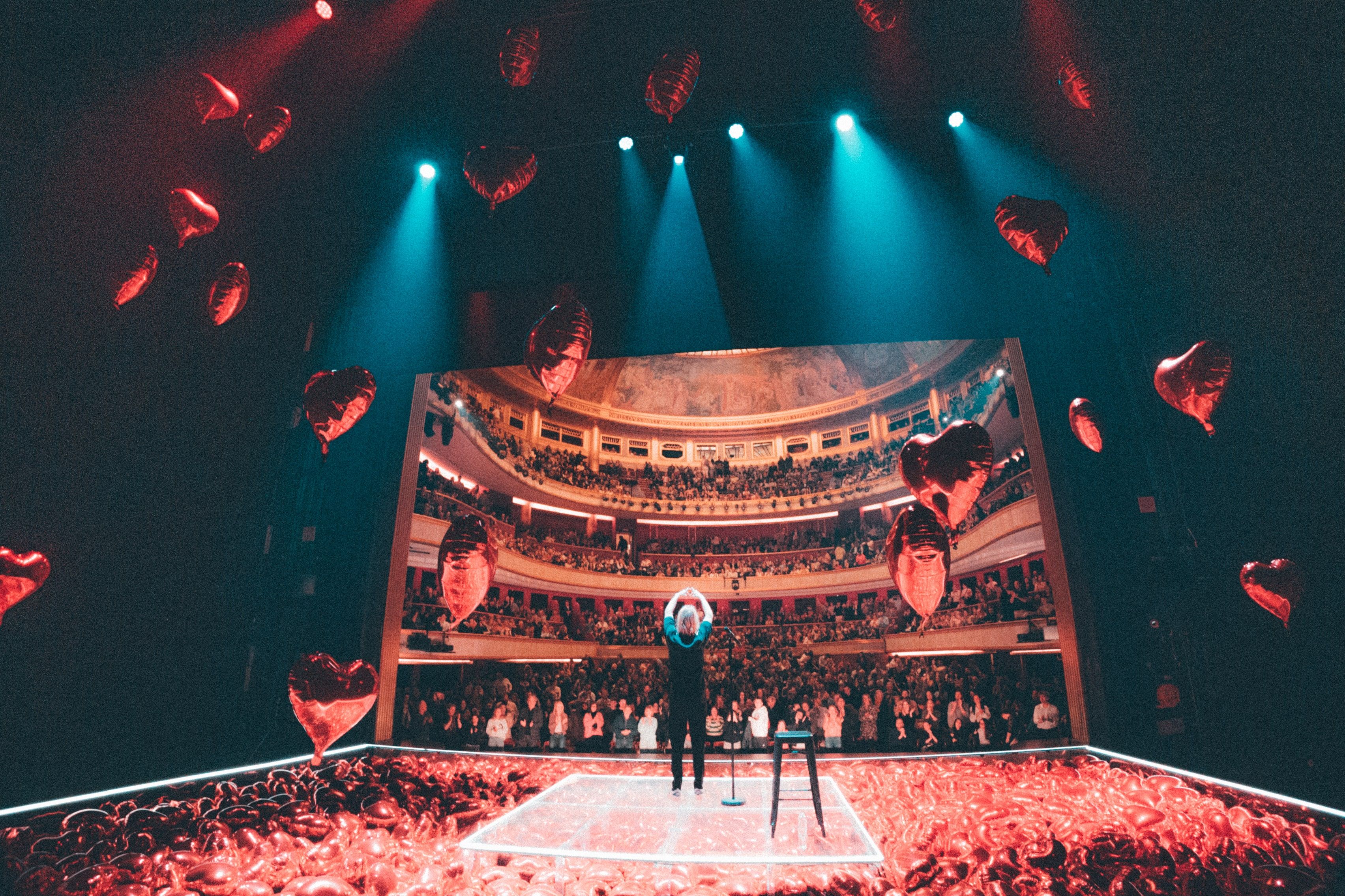 Paul Mirabel, Par Amour, Comedy, Stage Design, Light Design, Heart Ballon