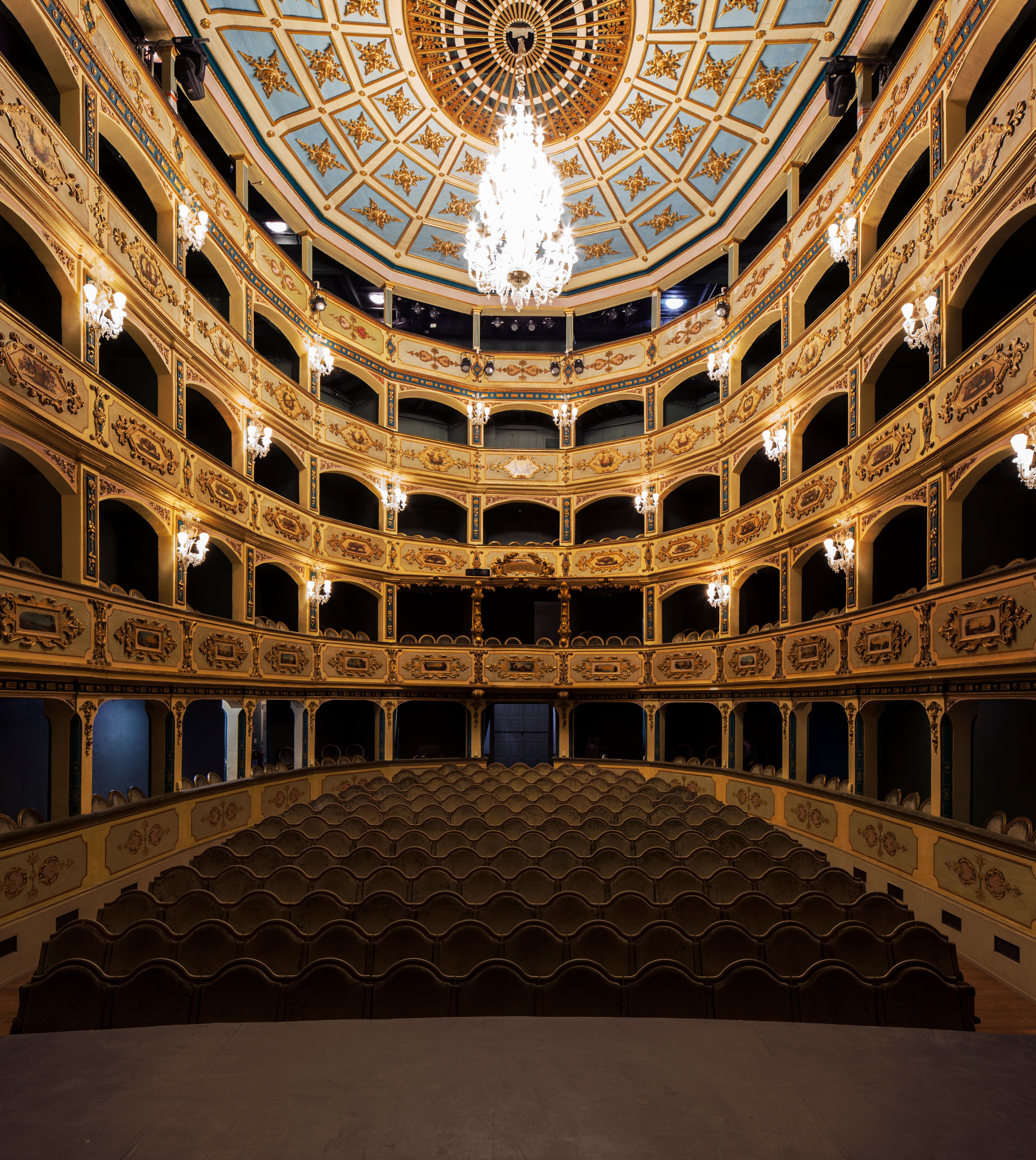 Photo of Teatru Maneol lit up with beautiful ceiling and chandelier