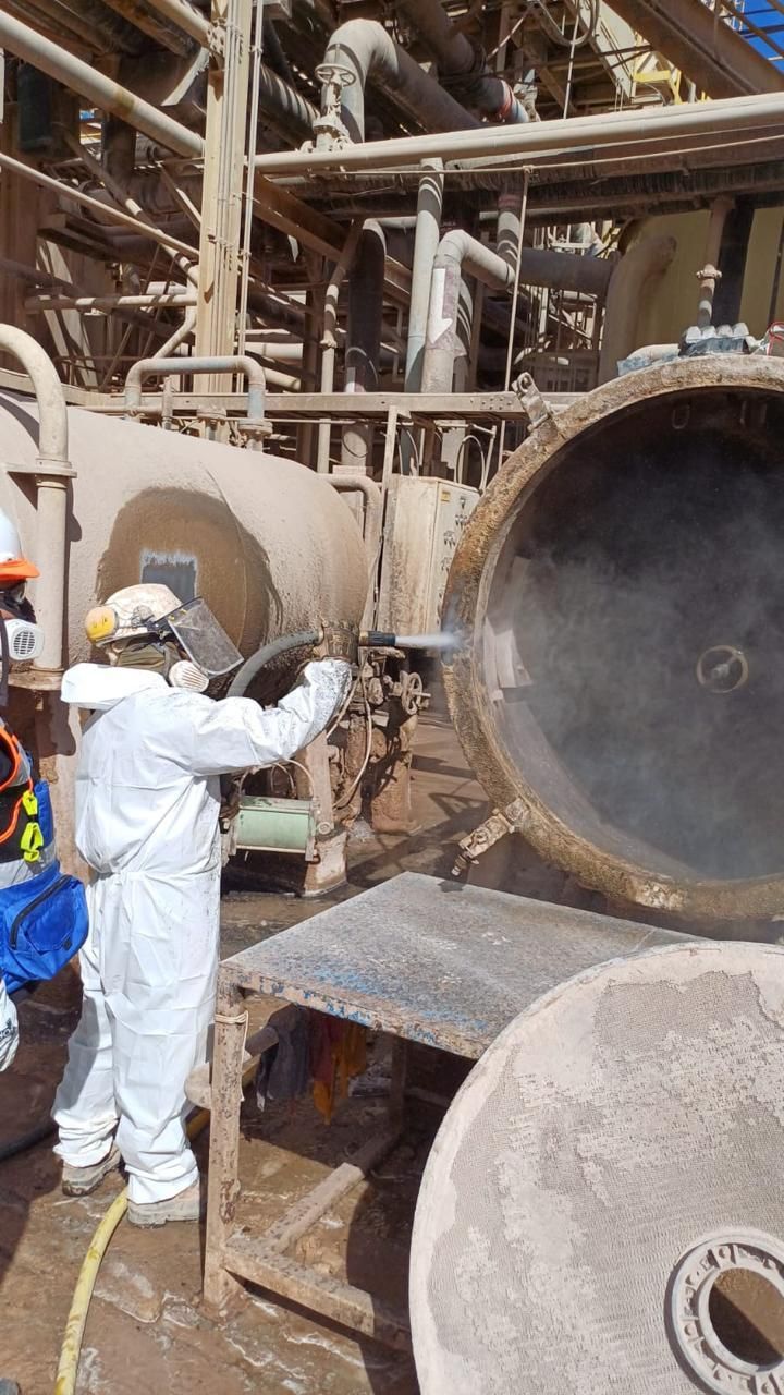 Trabajador aplicando granallado ecológico sobre equipo industrial en faena