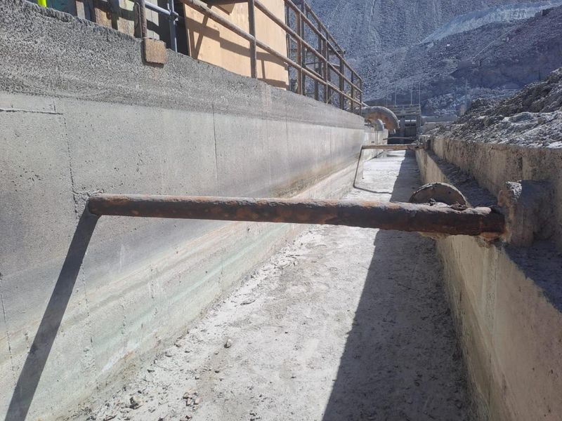 Canal de hormigón sin revestir, con fijación metálica expuesta
