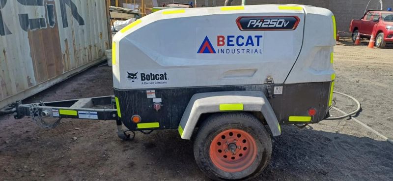 Minicargador Bobcat de la flota propia
