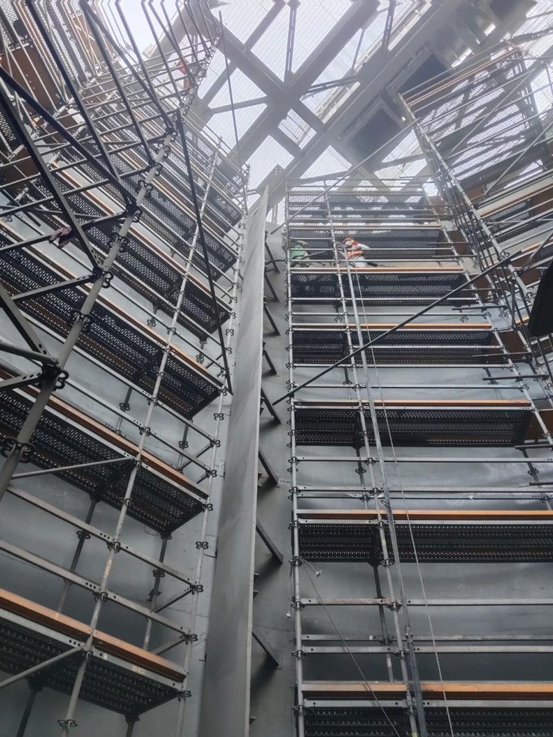 Andamio modular de gran altura en estructura industrial junto al mar