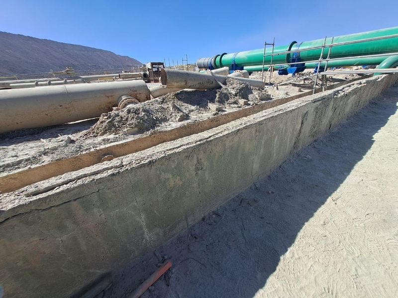 Canal de hormigón en faena minera, previo al revestimiento