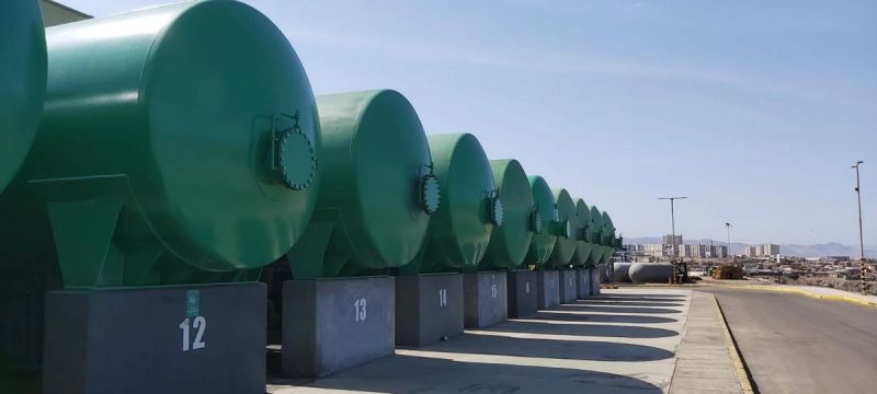 Estanque industrial pintado de verde, vista del faldón inferior y boca de inspección