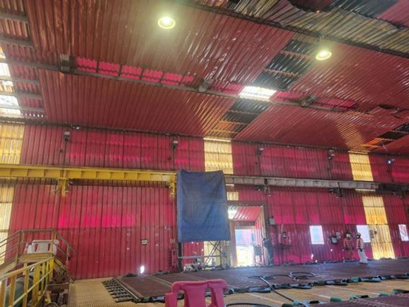 Interior de estructura industrial con tratamiento anticorrosivo aplicado en muros y techumbre