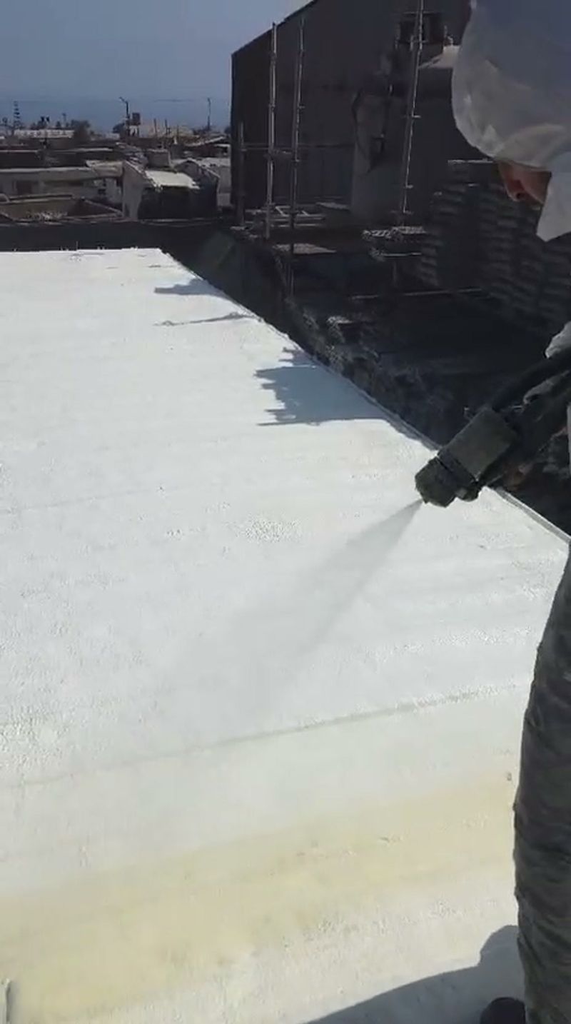 Trabajador de Becat Industrial aplicando revestimiento impermeabilizante en una losa de techo