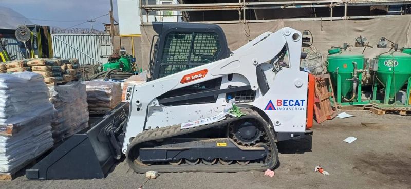 Camión con carro de arrastre para transporte de equipos e insumos