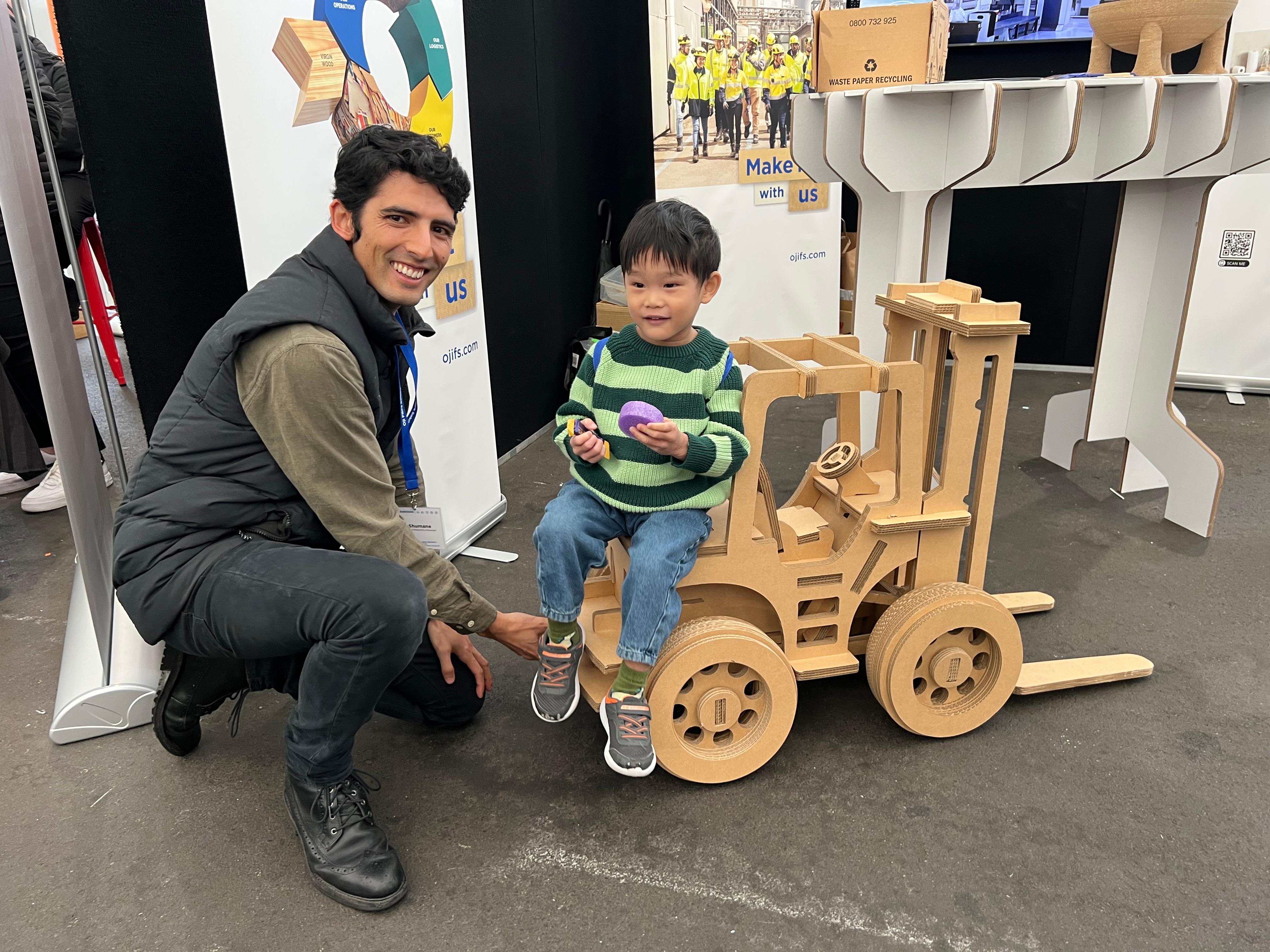 OjiFS cradboard product display