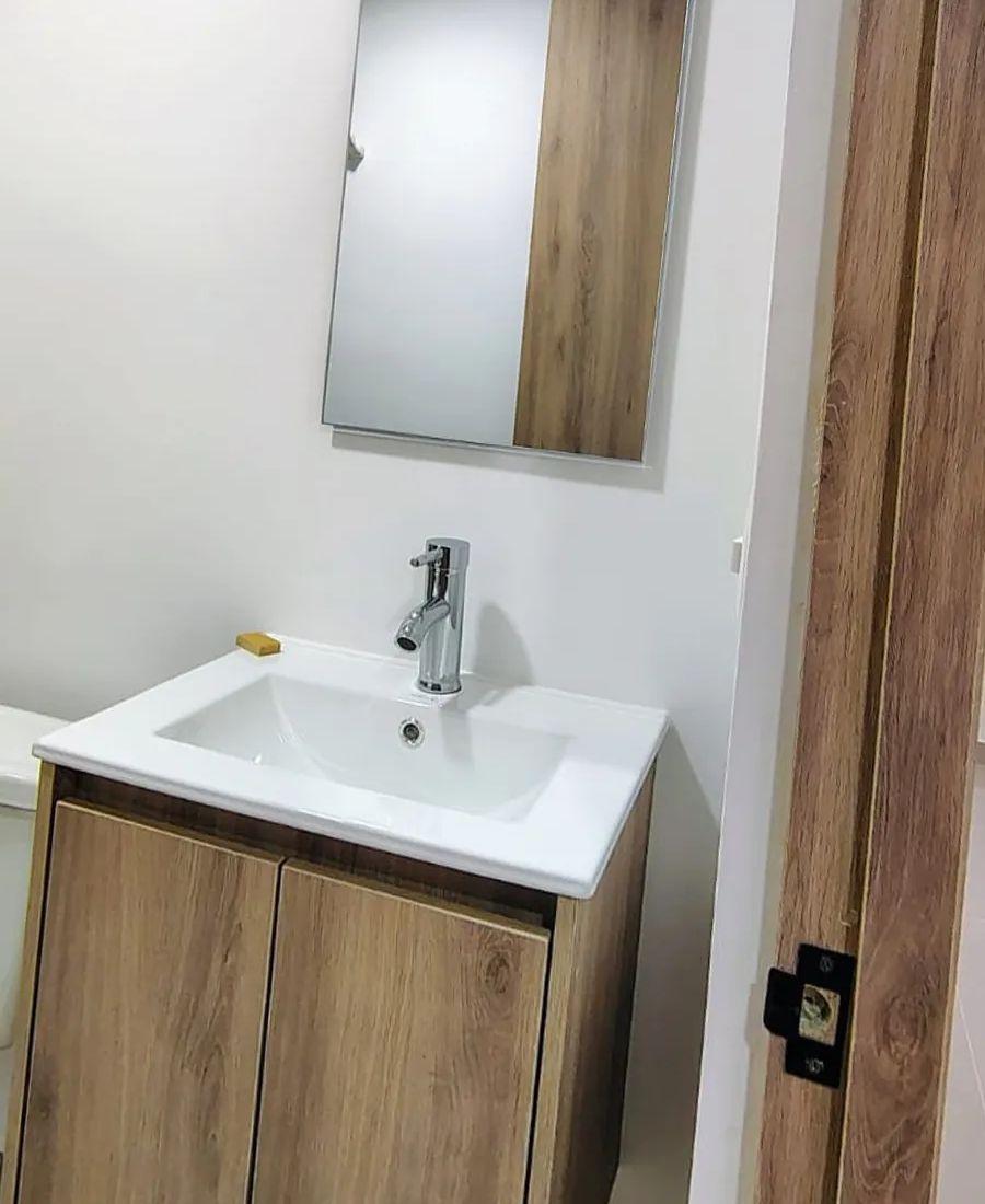 Mueble de lavamanos en melamina color madera
