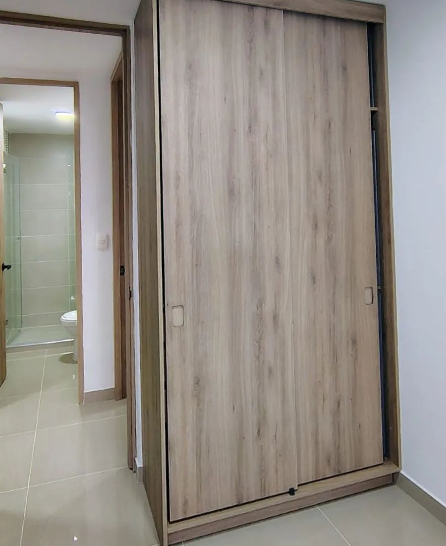Closet corredizo en alcoba de apartamento nuevo