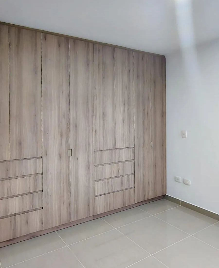Closet de pared a pared en melamina color madera