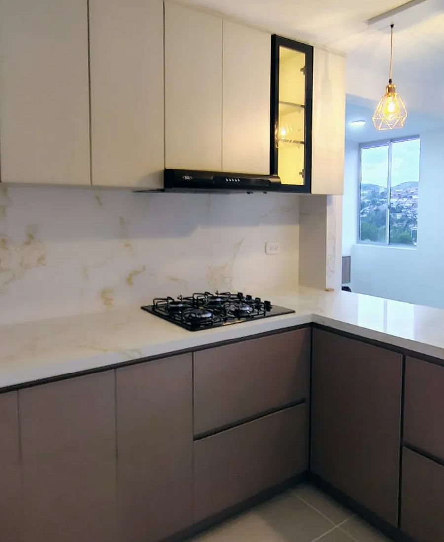 Cocina en L en melamina con mesón tipo mármol