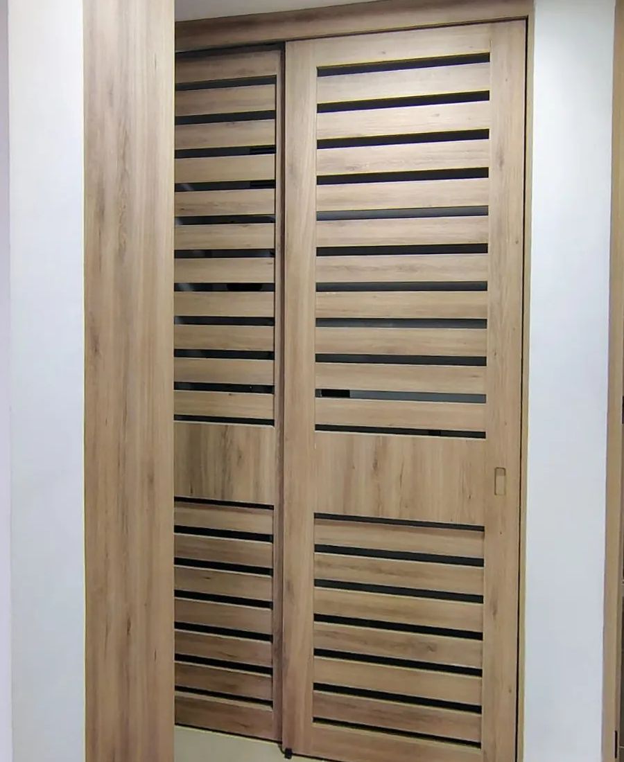 Puertas de área de servicio en melamina en un apartamento nuevo