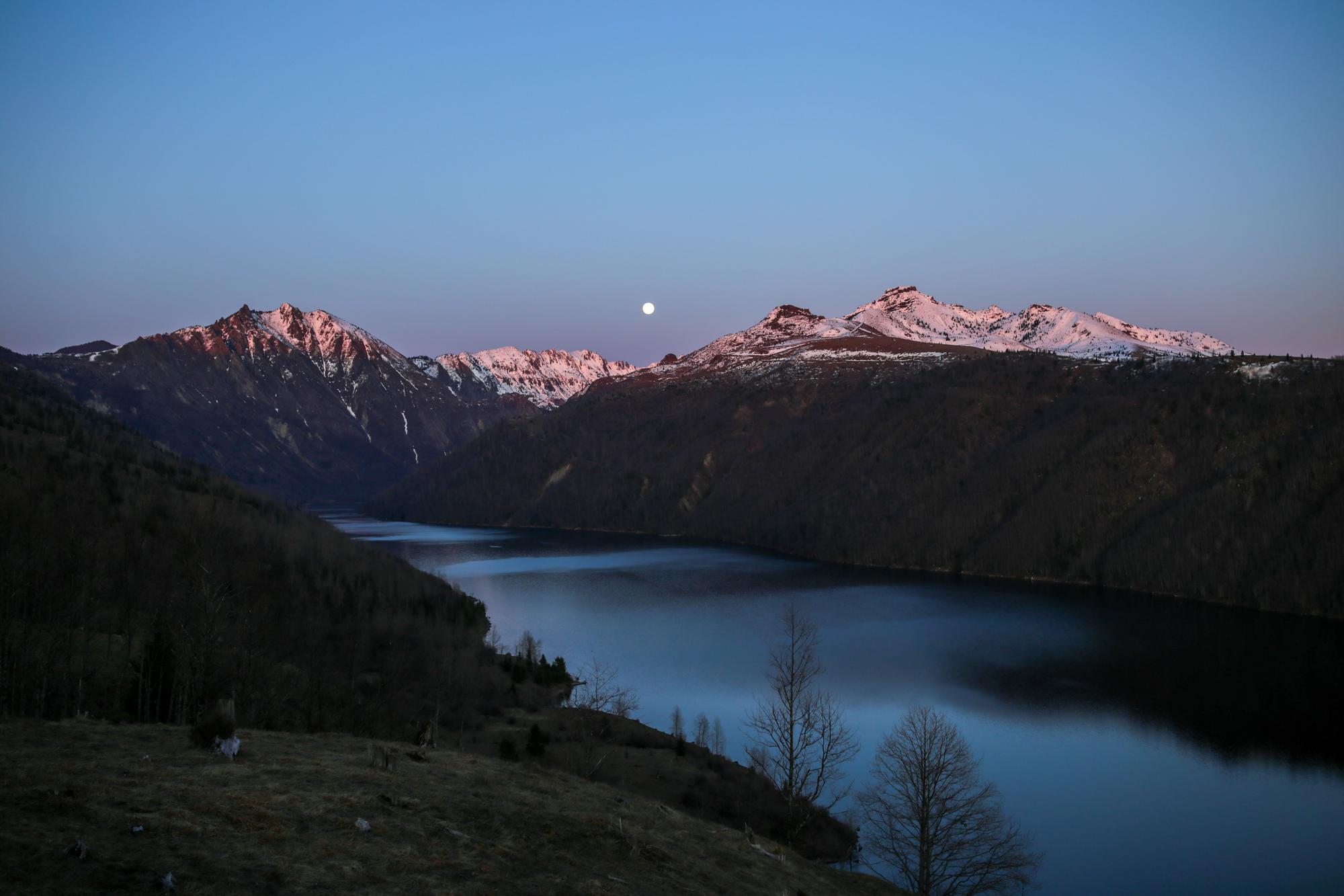 Panoramic view of the mountain and moon