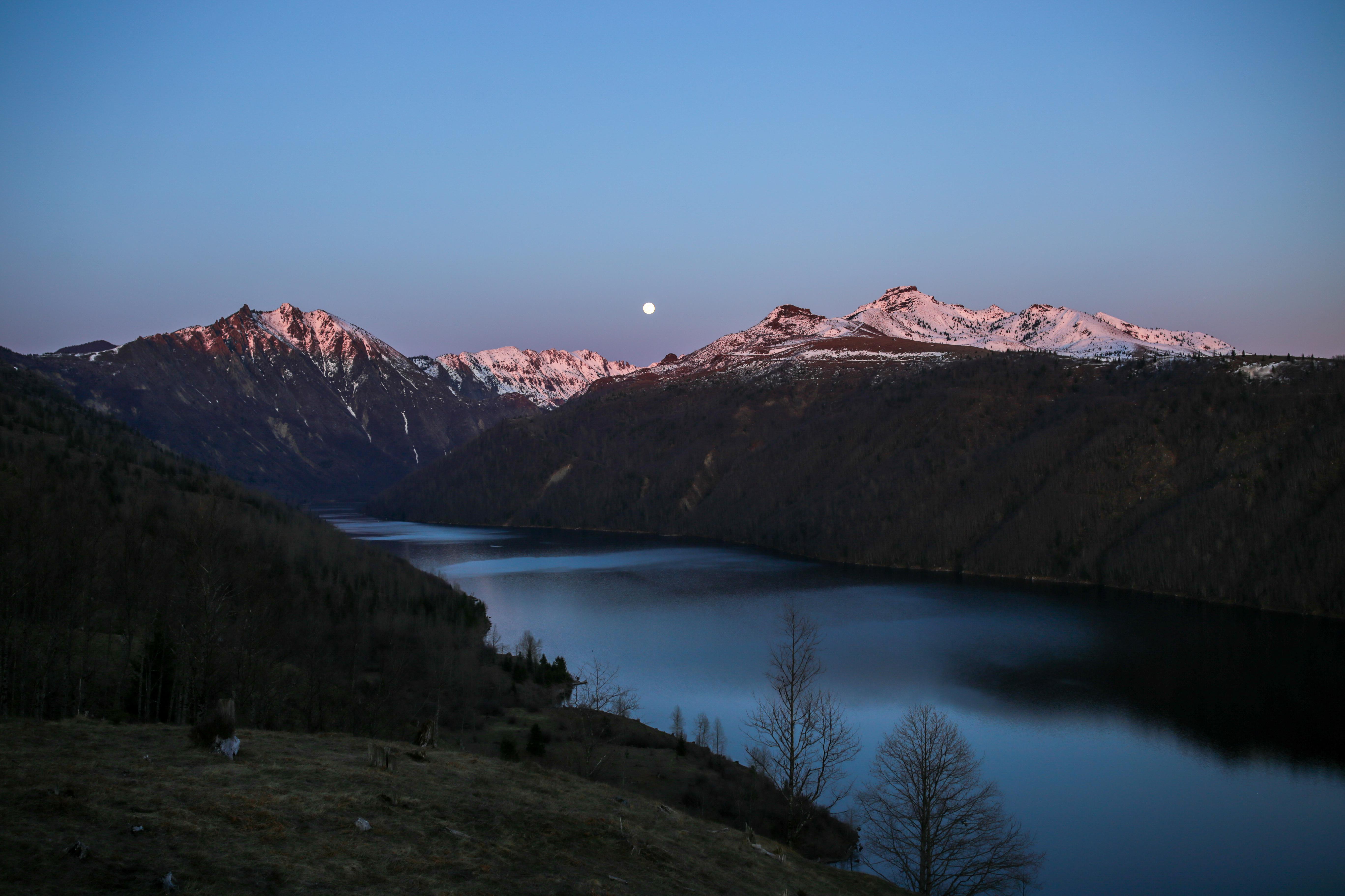 Panoramic view of the mountain and moon