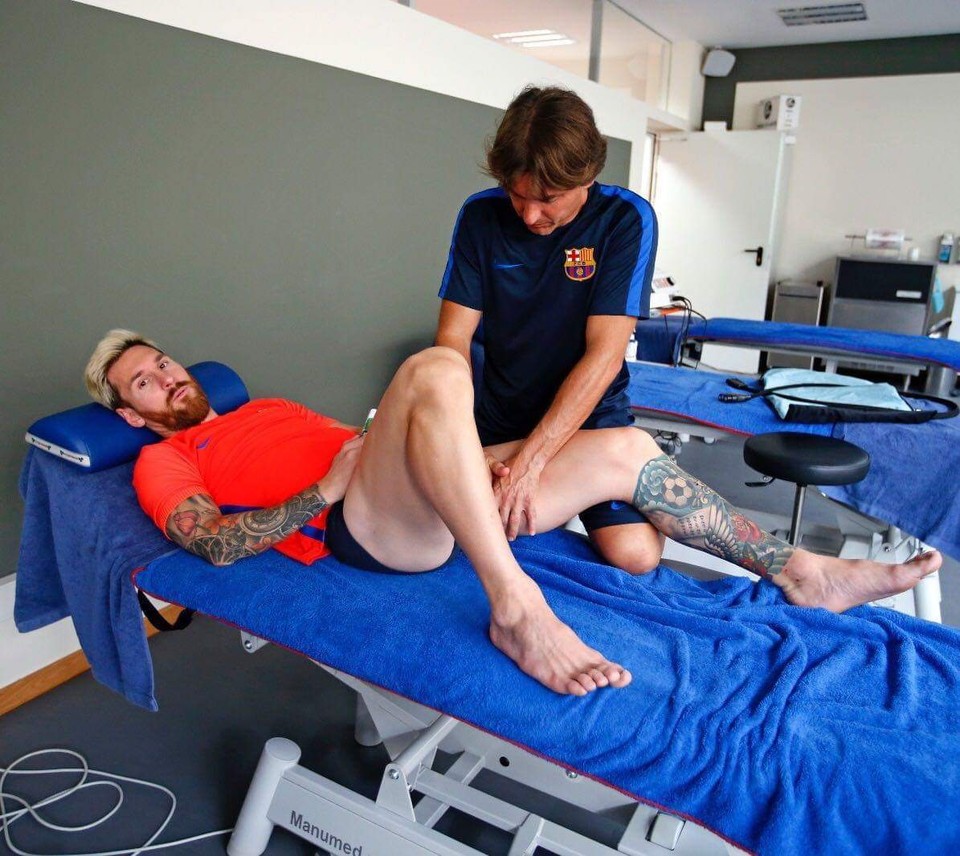 Lionel Messi receiving treatment while barefoot, with the tendons and structure of his feet visible, illustrating the foot characteristics discussed in this article.