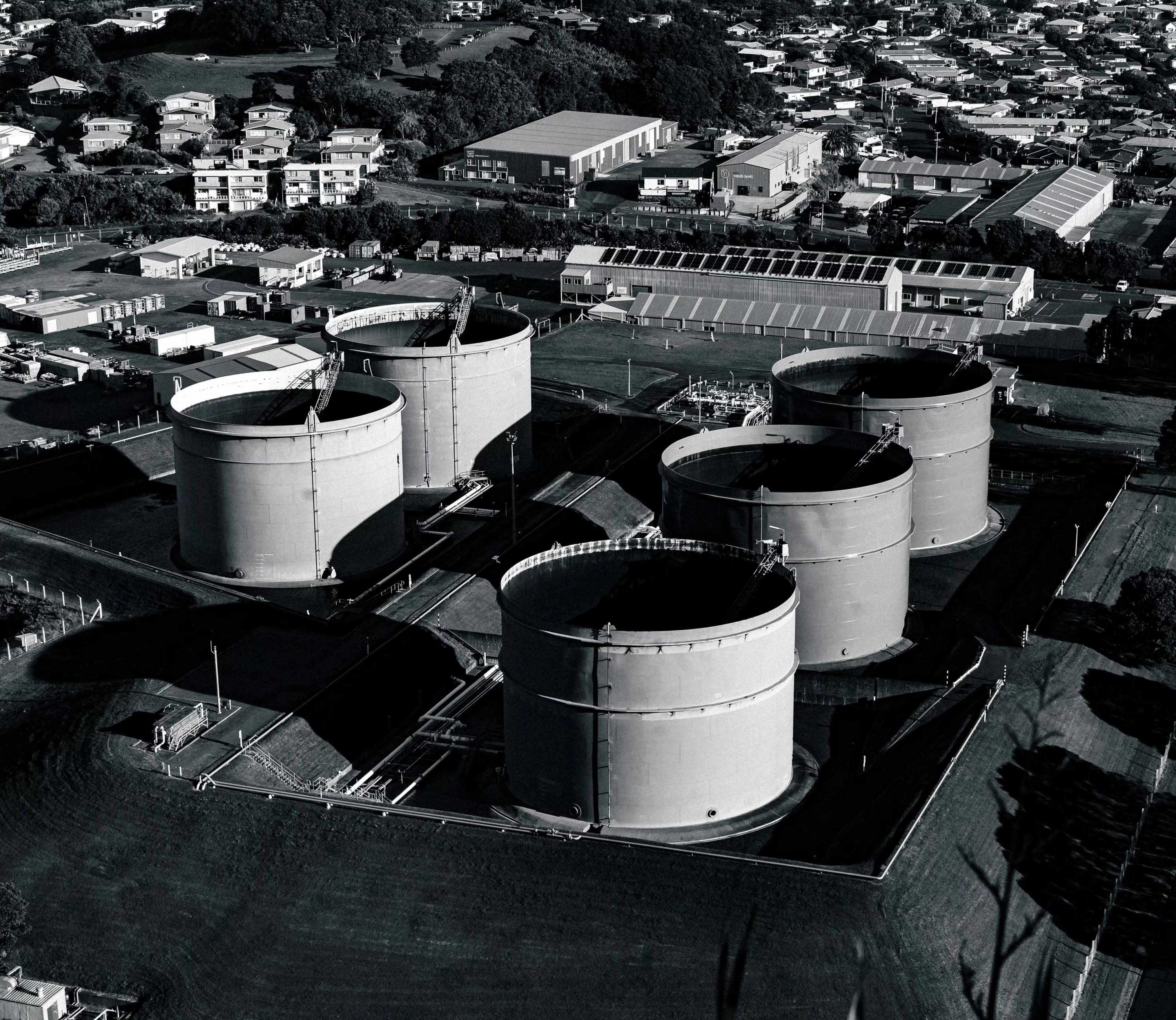 Inspection robot operating inside a storage tank