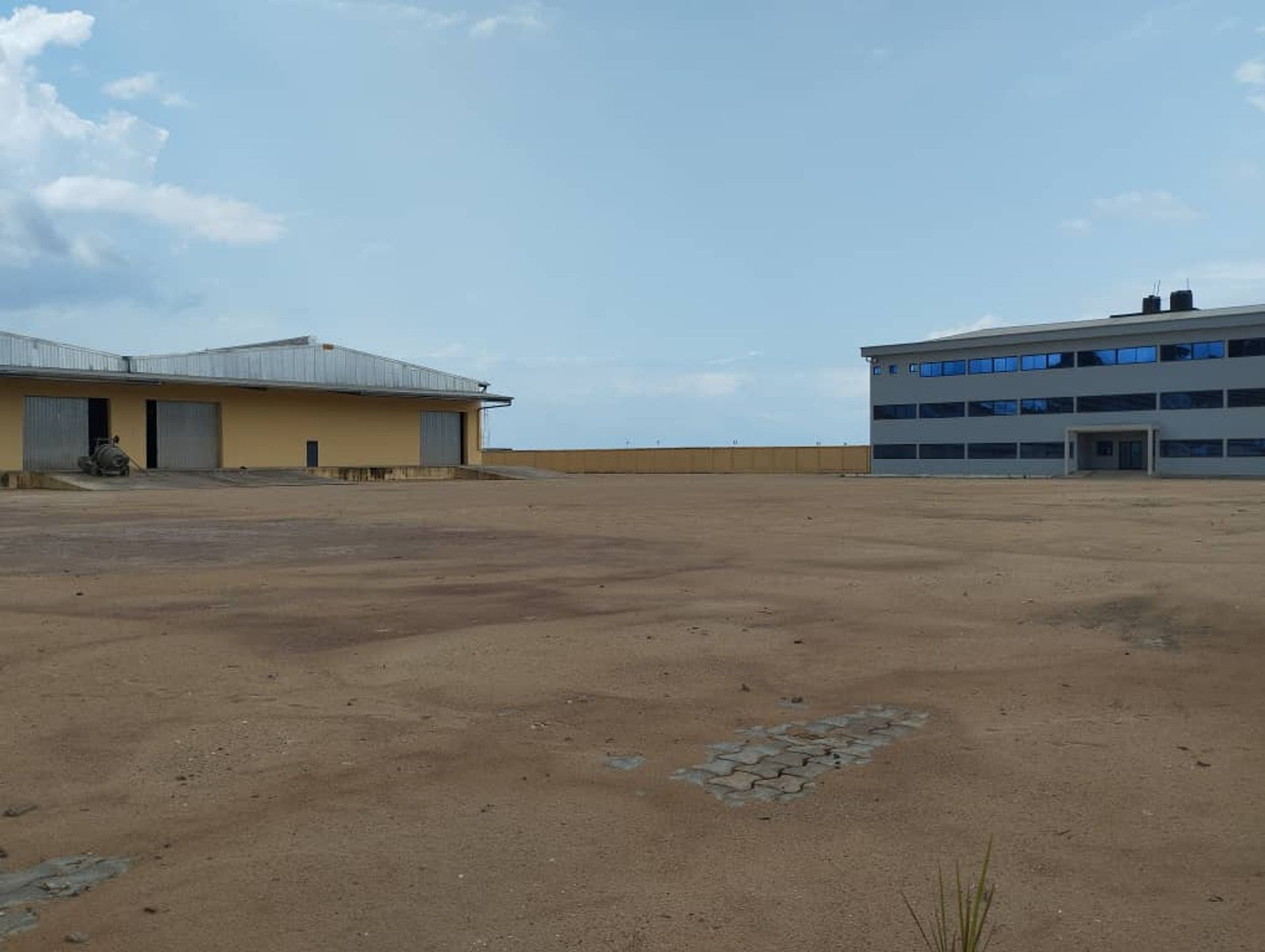 SCI AFG. Entrepôt, Magasins et Bureaux à Louer en Zone Portuaire Kribi