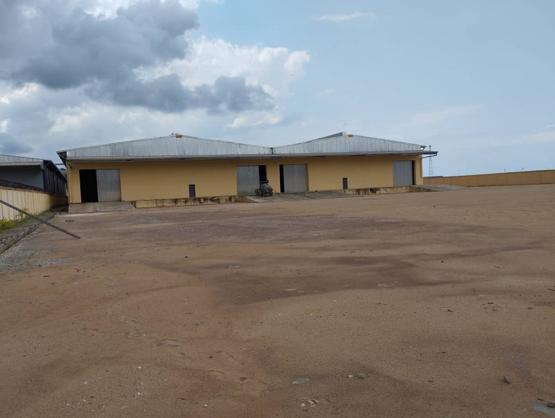 SCI AFG. Entrepôt, Magasins et Bureaux à Louer en Zone Portuaire Kribi