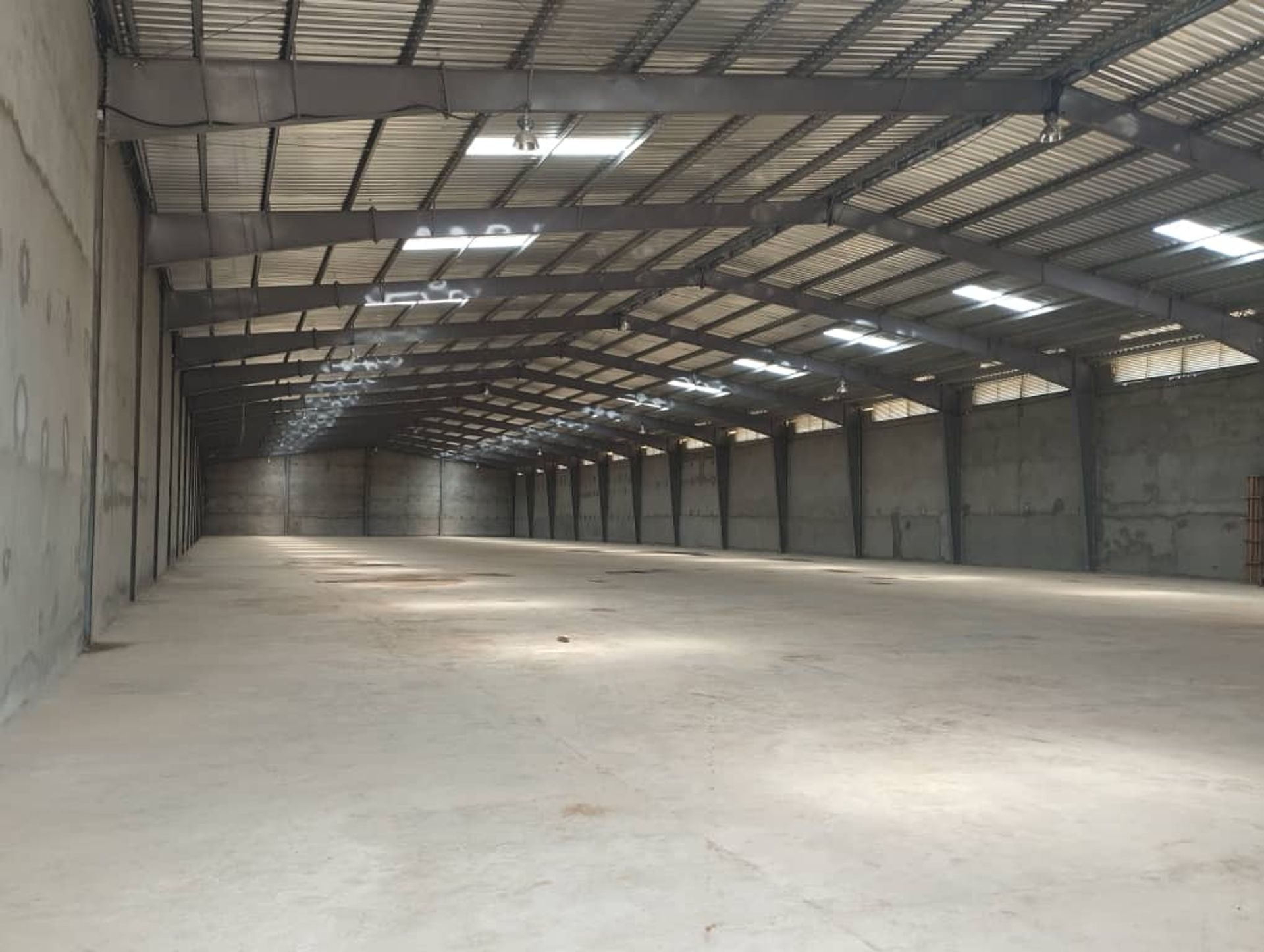 SCI AFG. Entrepôt, Magasins et Bureaux à Louer en Zone Portuaire Kribi