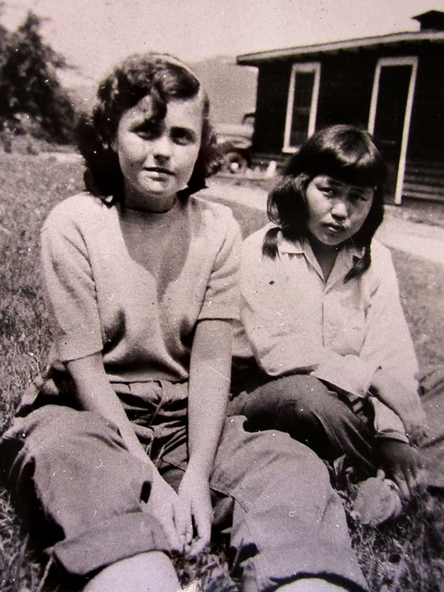 Elaine Schmitt and Ruth Asawa at 1946 Summer Art Institute.