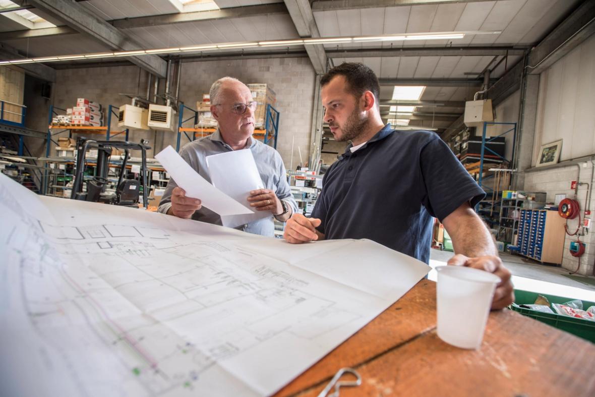 Technische medewerker helpt nieuwe collega op weg