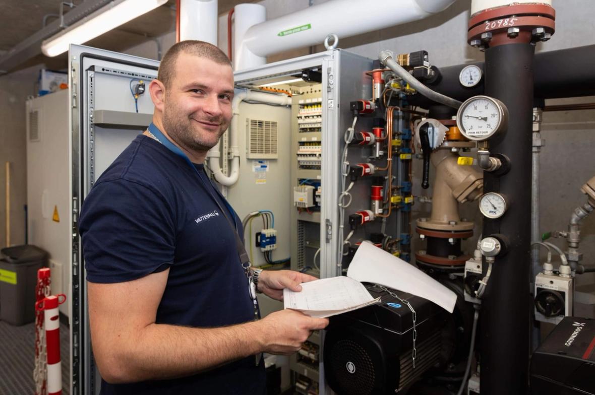 Dave Bierens Vattenfall Warmtenet controleert temperatuur en druk.