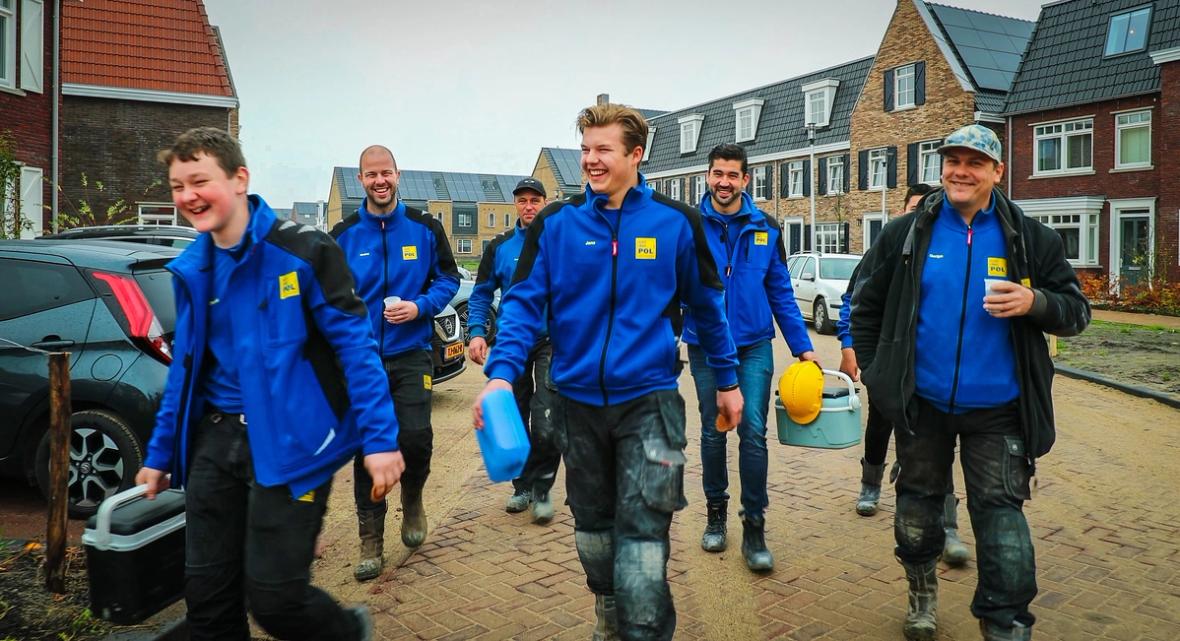 De vakmensen van Van der Pol aan veilig aan het werk dankzij de Veiligheidsladder.