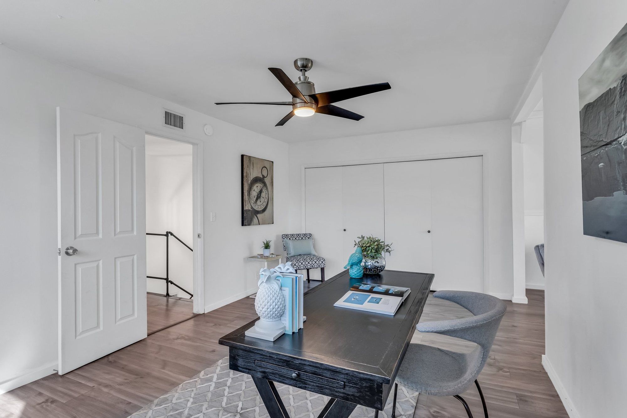 Home office with a black desk and a gray chair, Tustin