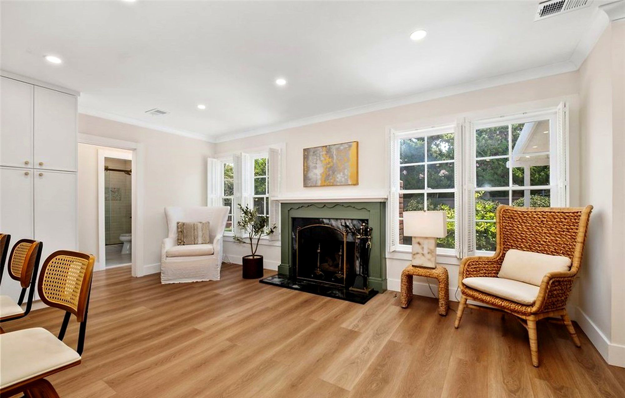 Living room with a green-tiled fireplace, a rattan armchair and a white armchair, Santa Ana