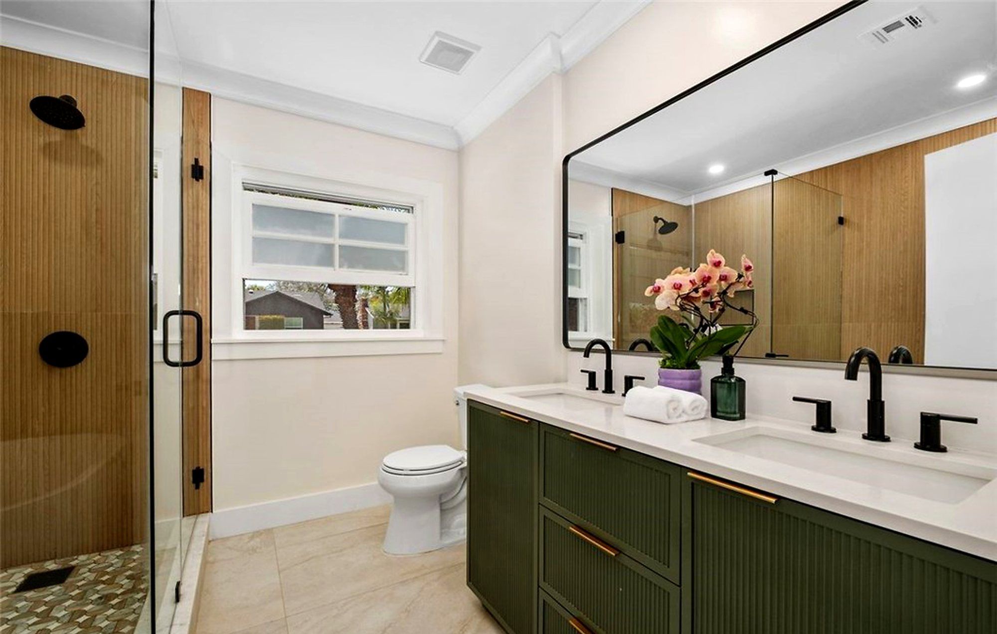 Bathroom with a green vanity, black fixtures and a wood-look shower wall, Santa Ana