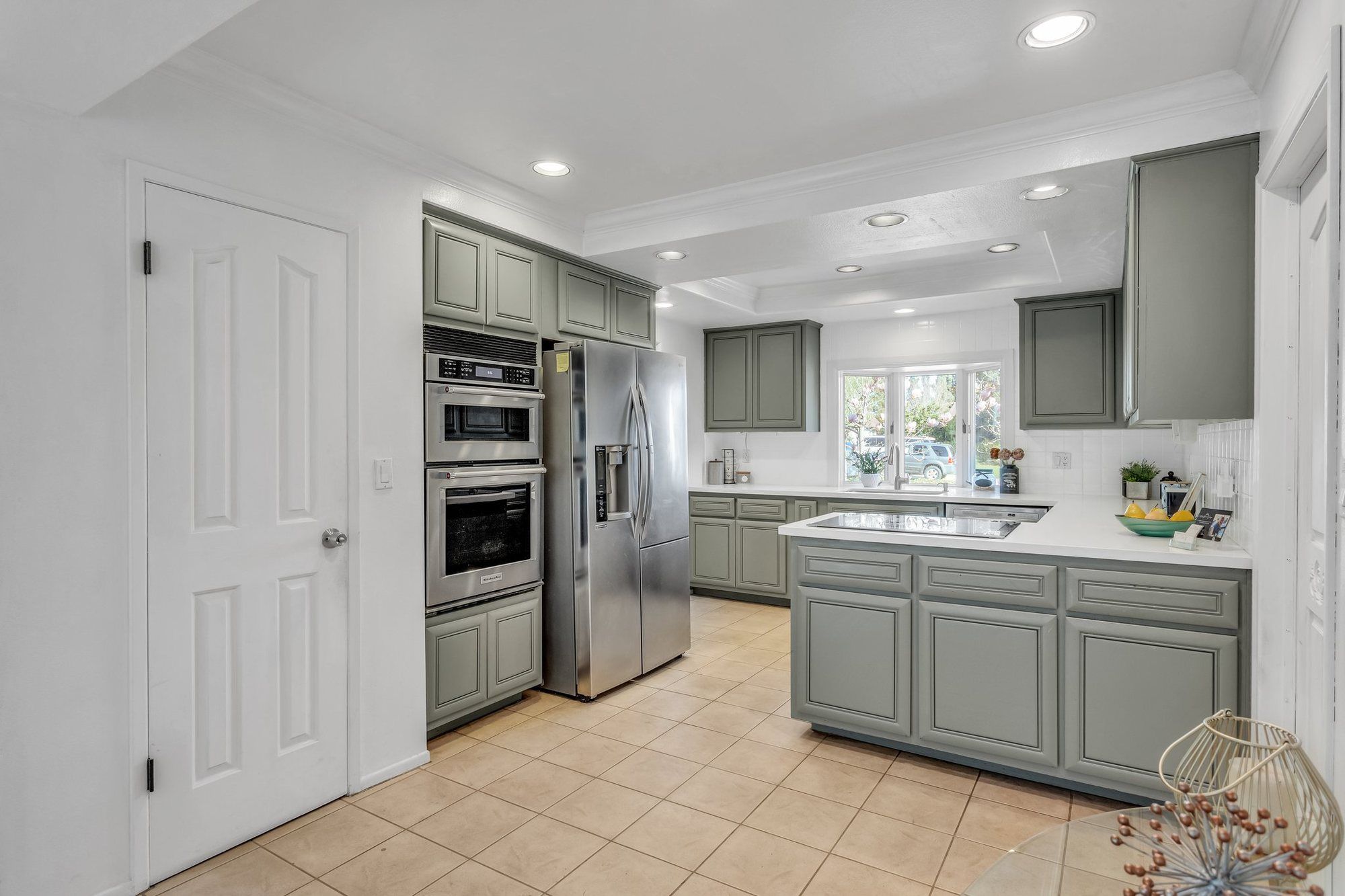 Kitchen with double ovens, a stainless refrigerator and a peninsula, Tustin