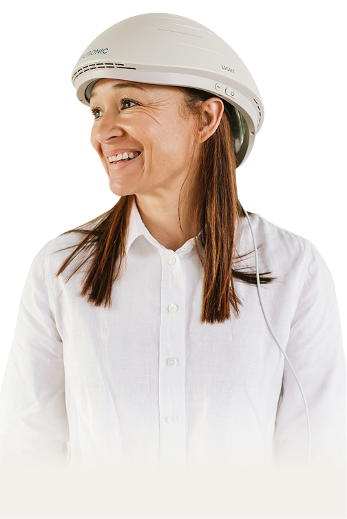 A person wearing the Neuronic LIGHT helmet