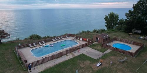 Lake Bluff Inn