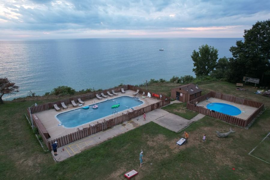 Lake Bluff Inn