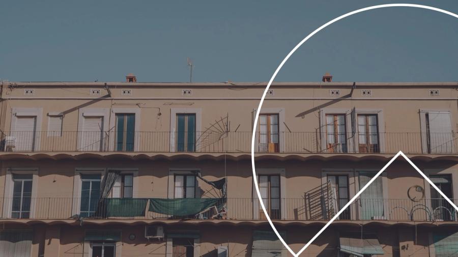 Fachada de un edificio de viviendas en Barcelona con dos plantas de balcones