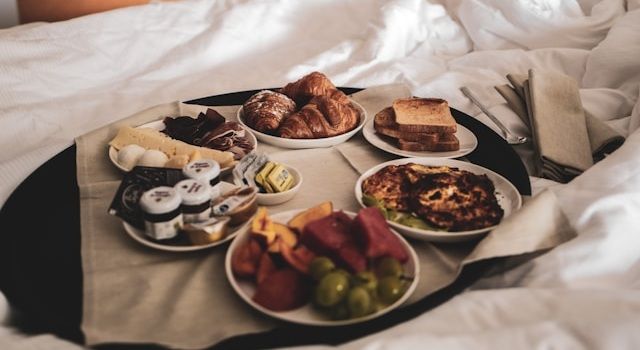 How Many Hours Before Bed Should You Stop Eating?