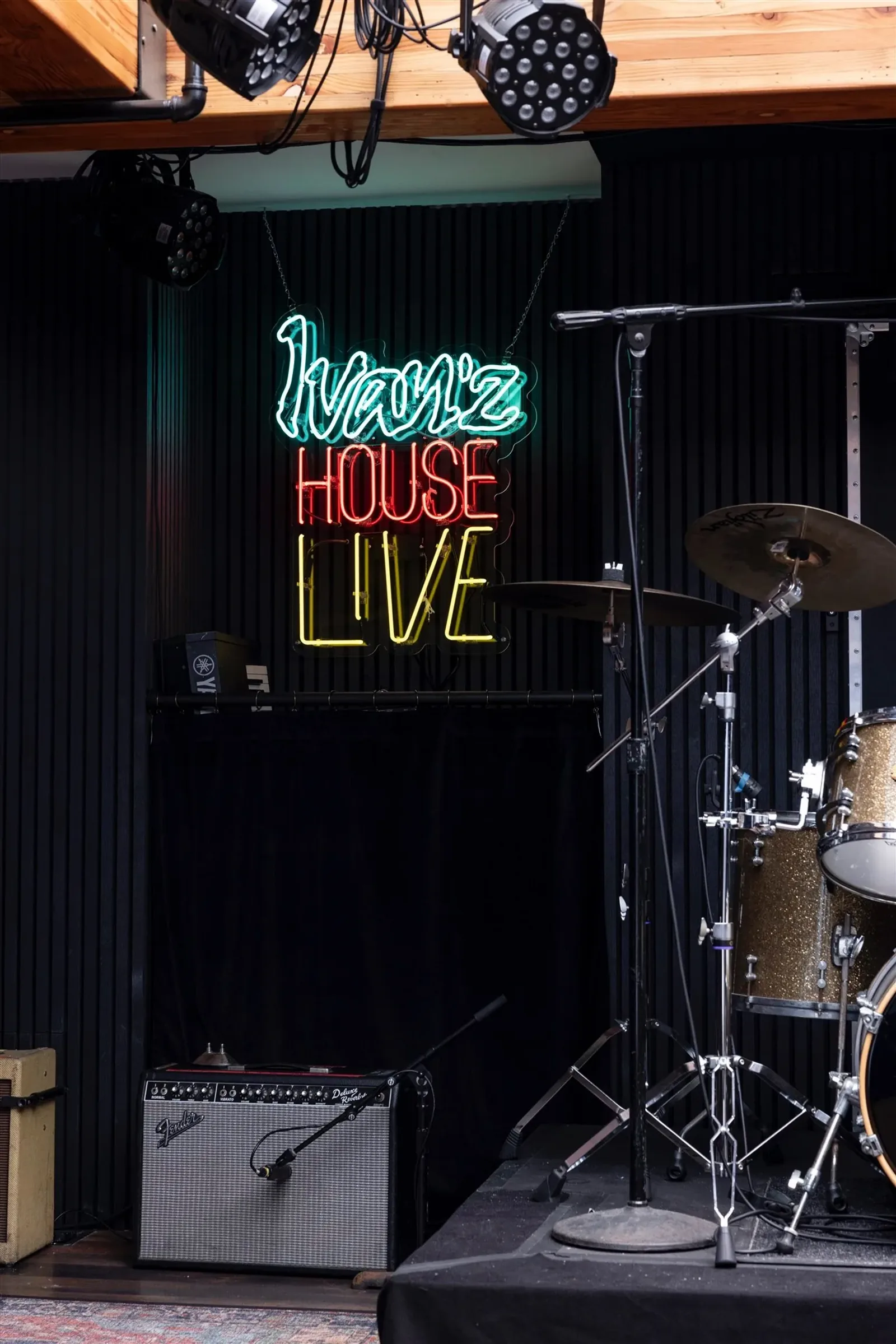 Ivan'z House Live sign above Mozambique