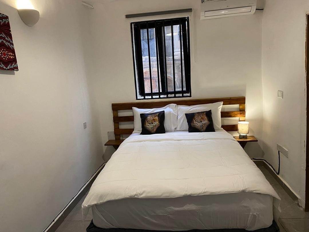 Comfort room with double bed and African art