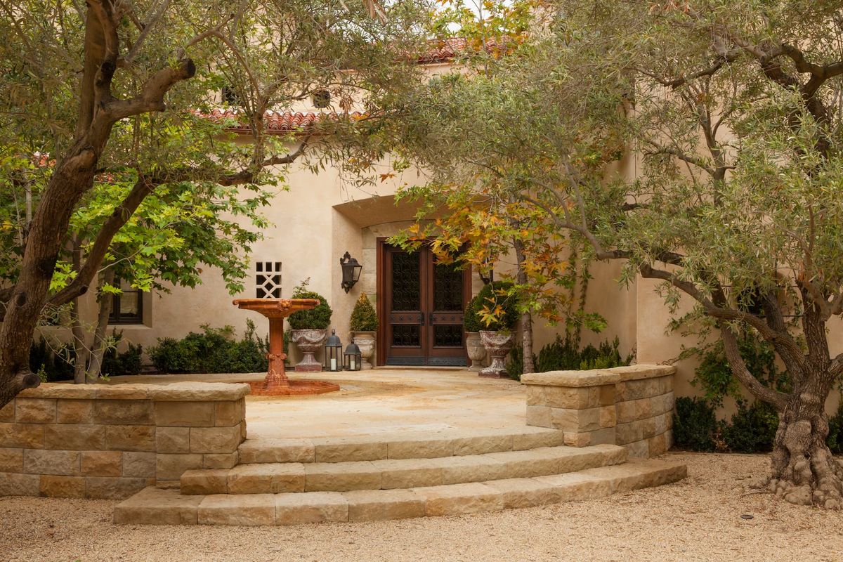 La Mesa Courtyard