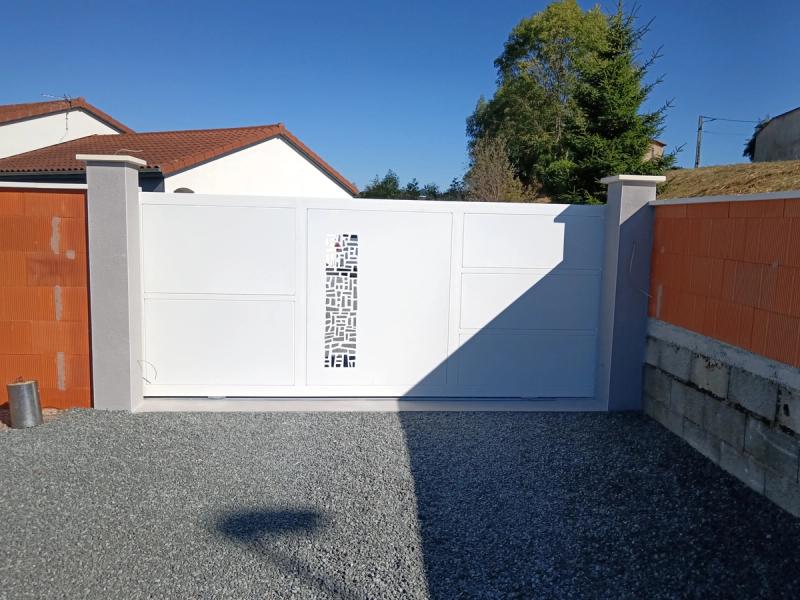 Portails blanc sur-mesure réalisé par DeniSoudure à Roanne